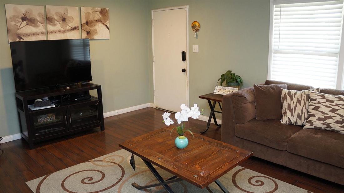 517 West Juniper Street, Oxnard, CA 93033 - Living Room (1)
