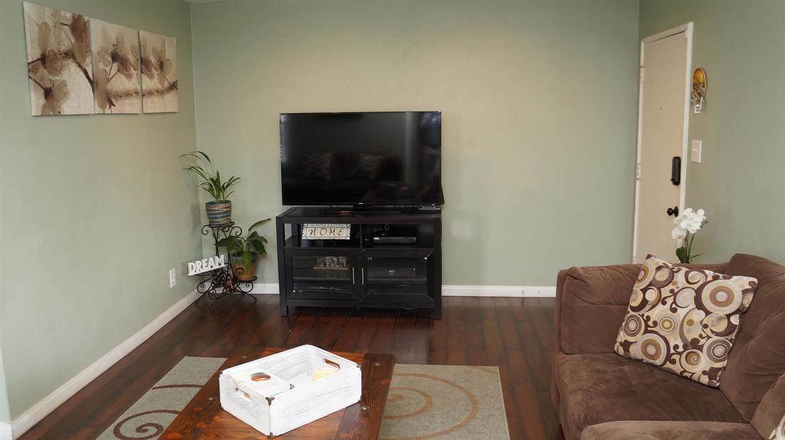 517 West Juniper Street, Oxnard, CA 93033 - Living Room (2)